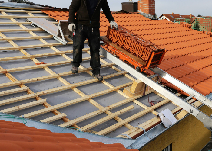 Montage von Tonziegeln