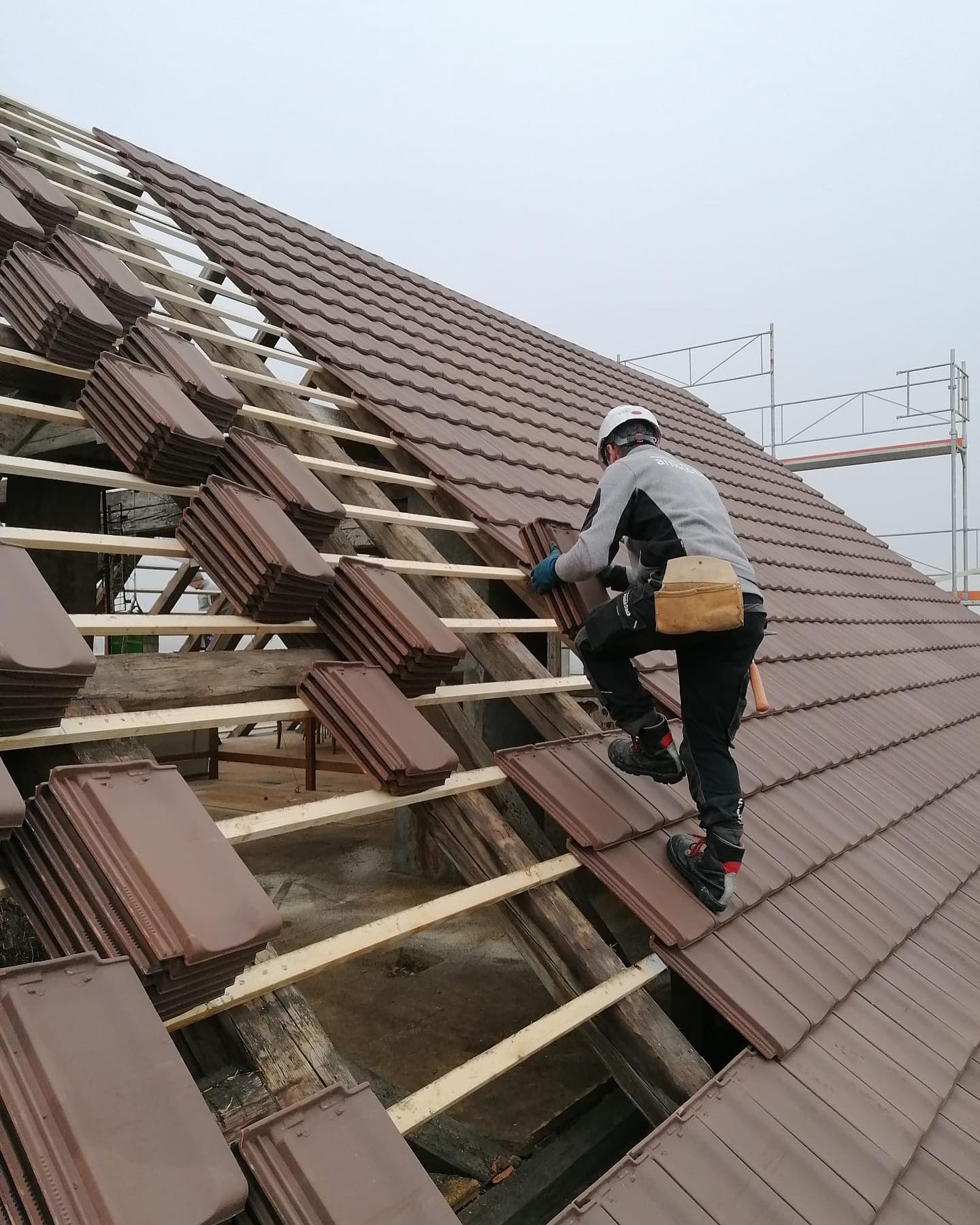 Dachdecker arbeitet auf einem Dach in Berlin